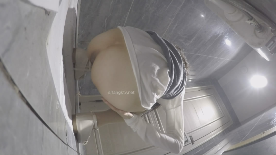 厕拍大神找到一份给KTV送酒的工作趁此机会潜入女厕偷拍小姐尿尿妹妹们质量都不错丝袜高跟大长腿