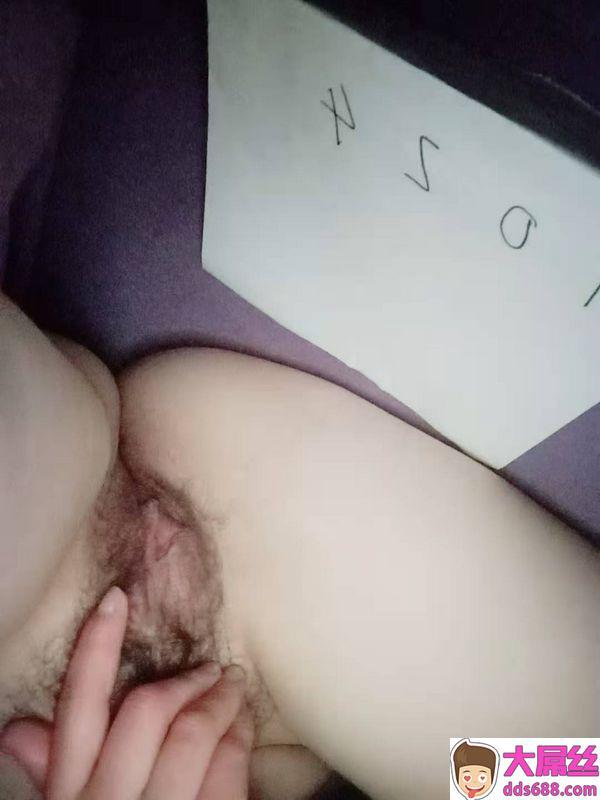 几个月不见的小骚妻,自拍诱惑