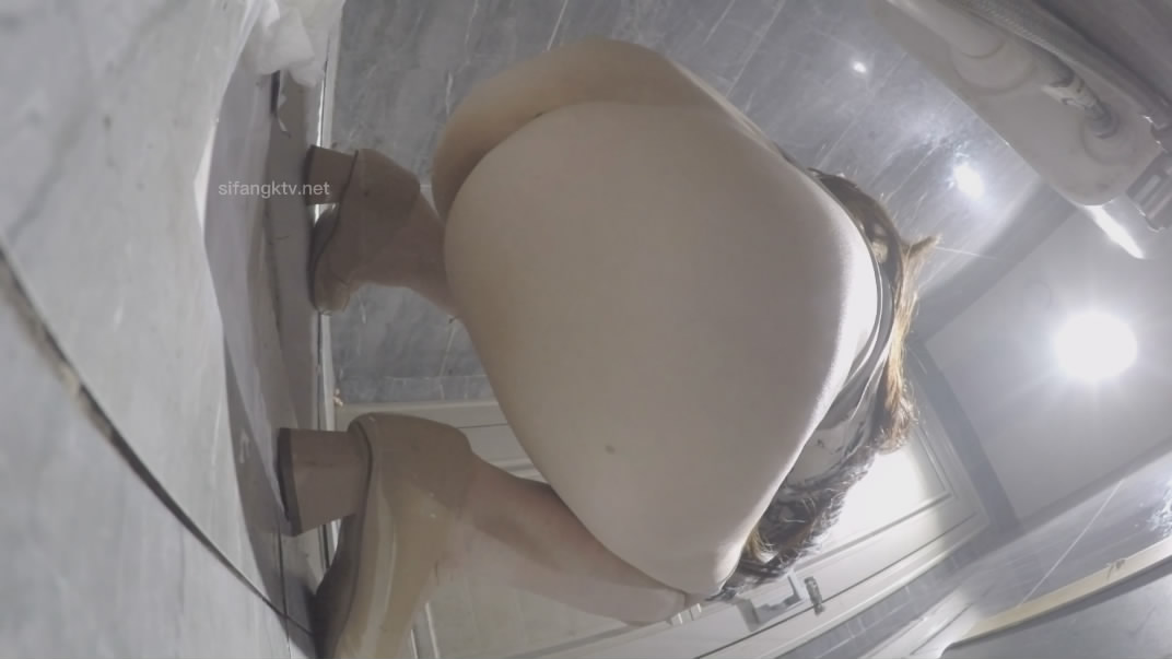 厕拍大神找到一份给KTV送酒的工作趁此机会潜入女厕偷拍小姐尿尿妹妹们质量都不错丝袜高跟大长腿