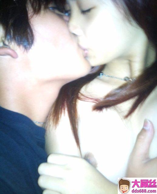 嫩嫩情侣跟进玩爱爱自拍