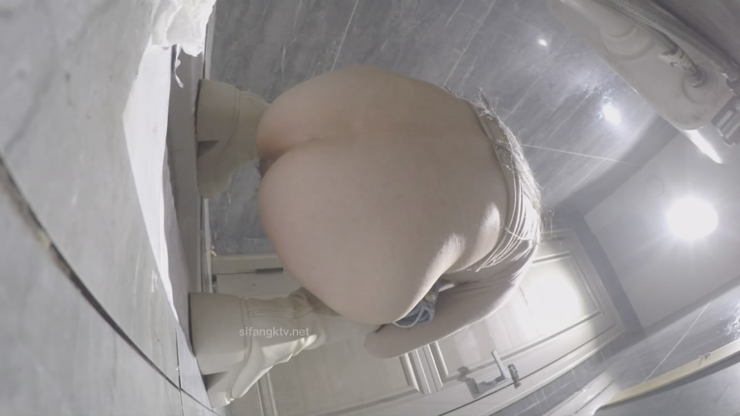 厕拍大神找到一份给KTV送酒的工作趁此机会潜入女厕偷拍小姐尿尿妹妹们质量都不错丝袜高跟大长腿