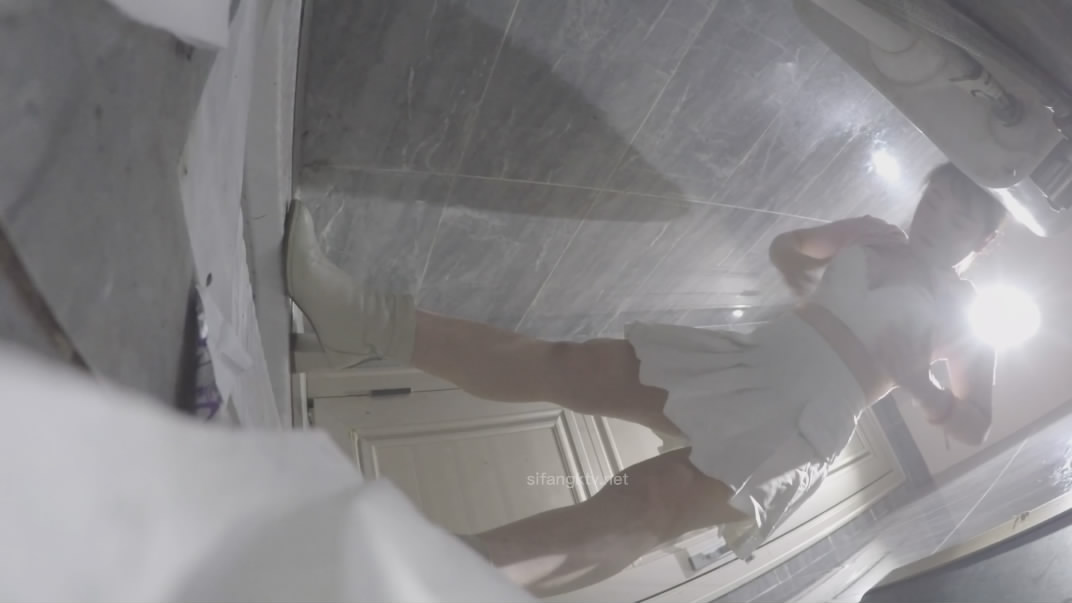 厕拍大神找到一份给KTV送酒的工作趁此机会潜入女厕偷拍小姐尿尿妹妹们质量都不错丝袜高跟大长腿