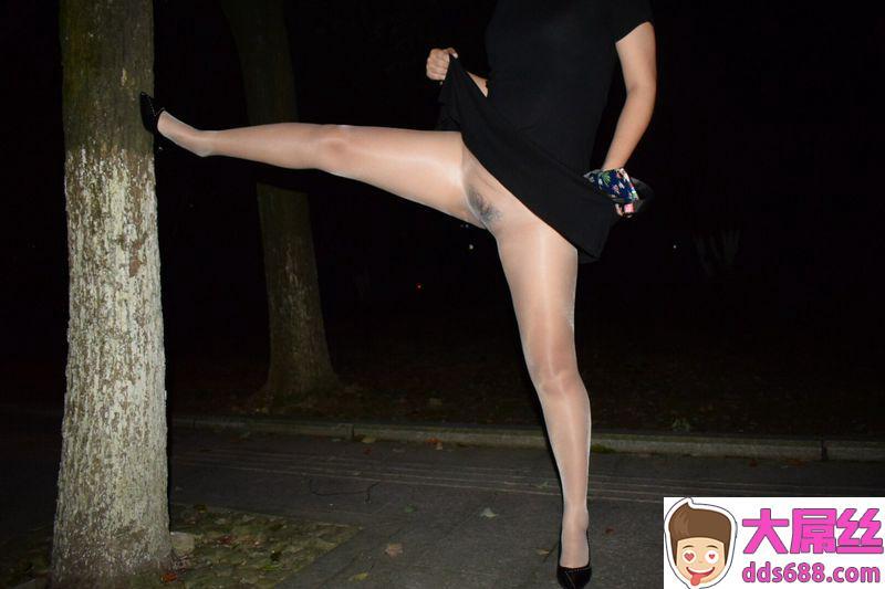 丝袜淫妻穿着丝袜搔首弄姿!!丝袜油亮