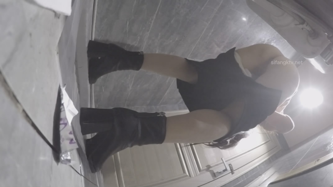 厕拍大神找到一份给KTV送酒的工作趁此机会潜入女厕偷拍小姐尿尿妹妹们质量都不错丝袜高跟大长腿