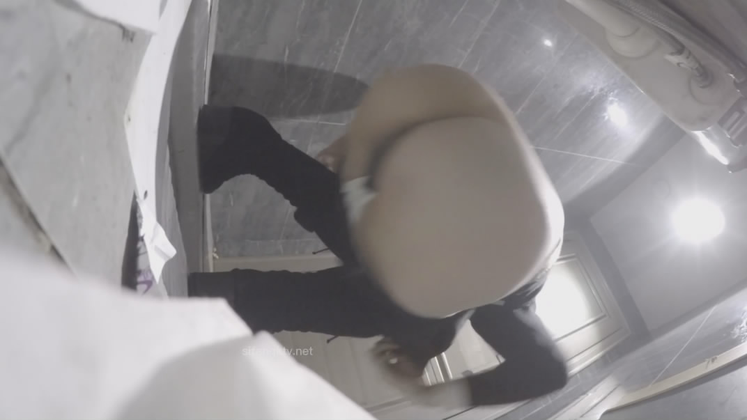 厕拍大神找到一份给KTV送酒的工作趁此机会潜入女厕偷拍小姐尿尿妹妹们质量都不错丝袜高跟大长腿