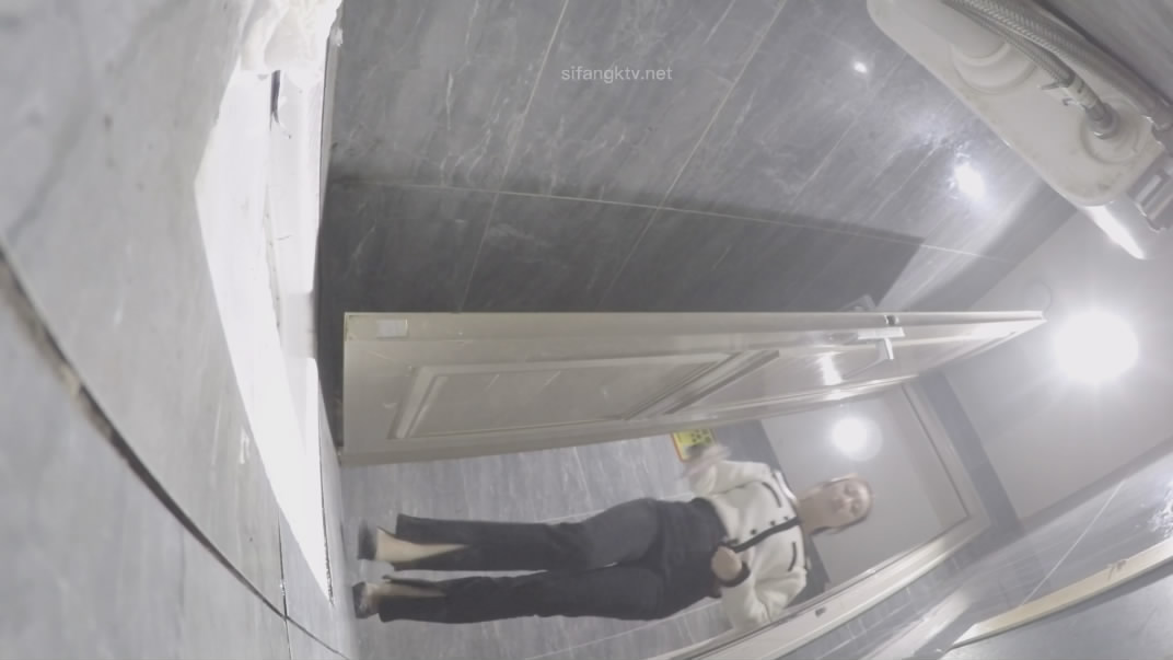 厕拍大神找到一份给KTV送酒的工作趁此机会潜入女厕偷拍小姐尿尿妹妹们质量都不错丝袜高跟大长腿