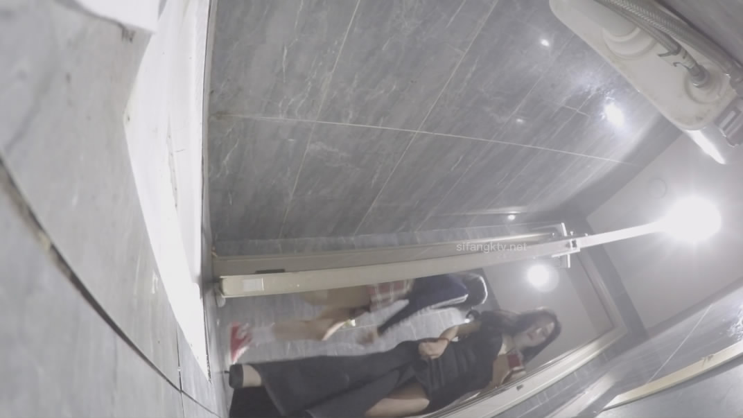 厕拍大神找到一份给KTV送酒的工作趁此机会潜入女厕偷拍小姐尿尿妹妹们质量都不错丝袜高跟大长腿