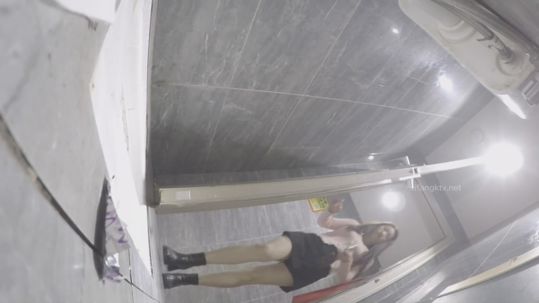 厕拍大神找到一份给KTV送酒的工作趁此机会潜入女厕偷拍小姐尿尿妹妹们质量都不错丝袜高跟大长腿