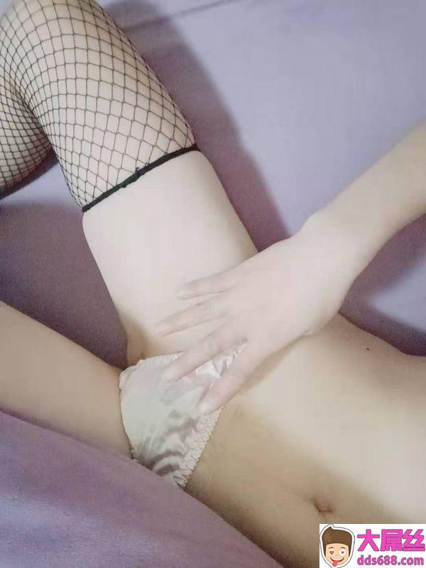 几个月不见的小骚妻,自拍诱惑