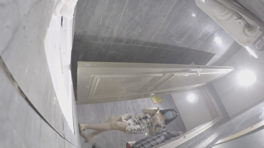 厕拍大神找到一份给KTV送酒的工作趁此机会潜入女厕偷拍小姐尿尿妹妹们质量都不错丝袜高跟大长腿