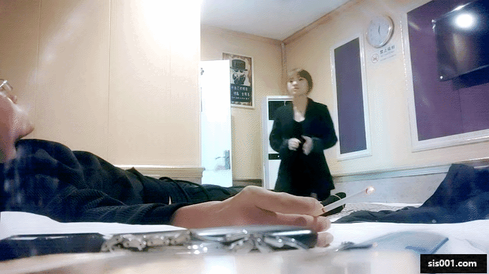 会所找女技师 点了两个玩双飞 双女乳推一起舔 前面操后面推屁股场面很是淫荡