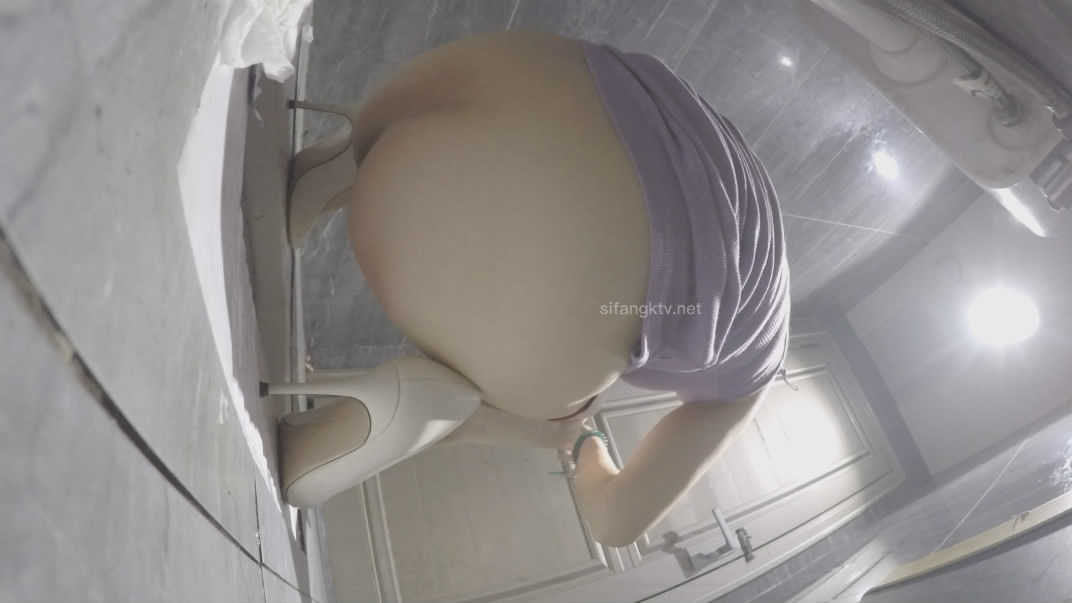 厕拍大神找到一份给KTV送酒的工作趁此机会潜入女厕偷拍小姐尿尿妹妹们质量都不错丝袜高跟大长腿