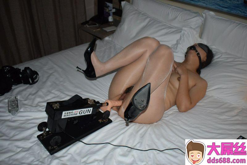 丝袜淫妻穿着丝袜搔首弄姿!!丝袜油亮