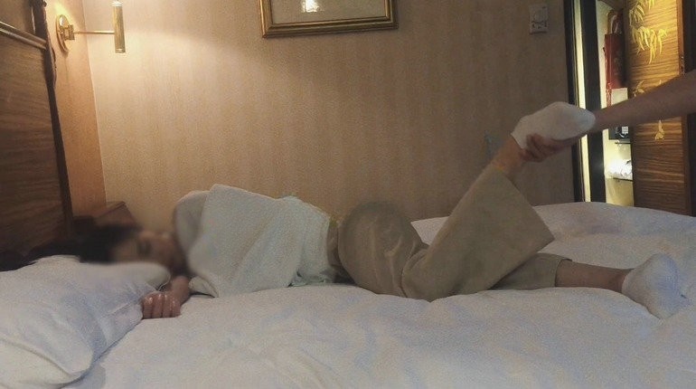 MJ炮友口J后被下药迷晕，死猪蹂躏翻眼玩白袜臭脚