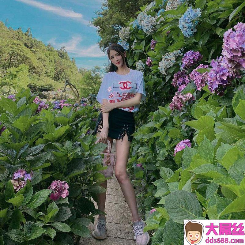 辣模千金性感回归翁子涵迷人长腿美模直秀一字马大胆作风直露半球