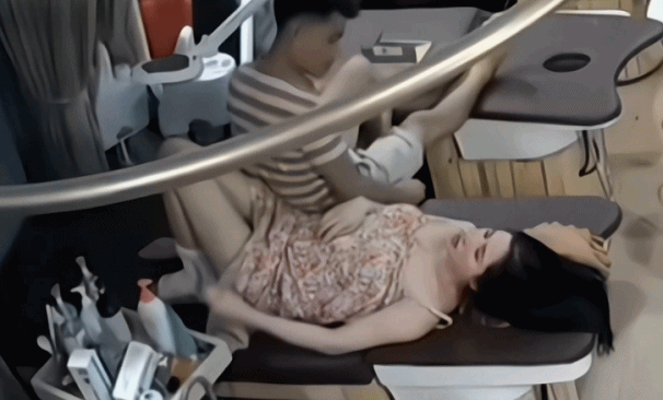 美容院按摩大胸少妇偷情店员舔逼舔胸骑身上