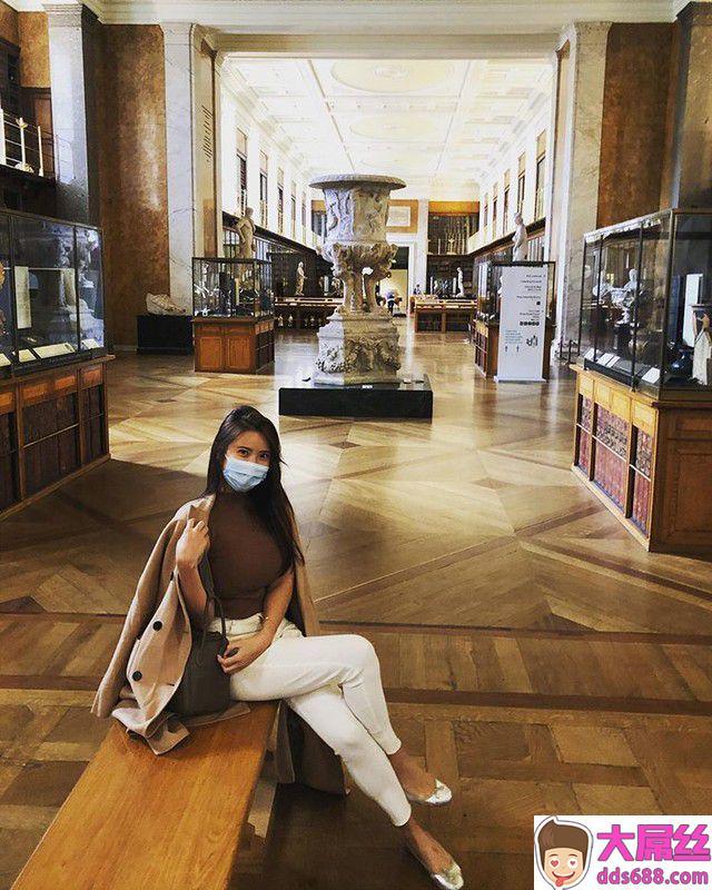 正妹Amy厨房只穿小裤裤做菜单手捧奶与她结实翘臀辣翻