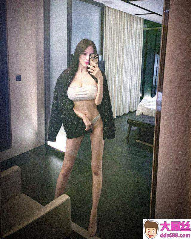 辣模千金性感回归翁子涵迷人长腿美模直秀一字马大胆作风直露半球