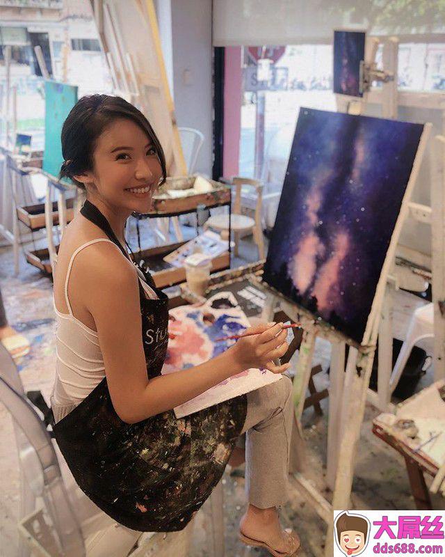 正妹Amy厨房只穿小裤裤做菜单手捧奶与她结实翘臀辣翻