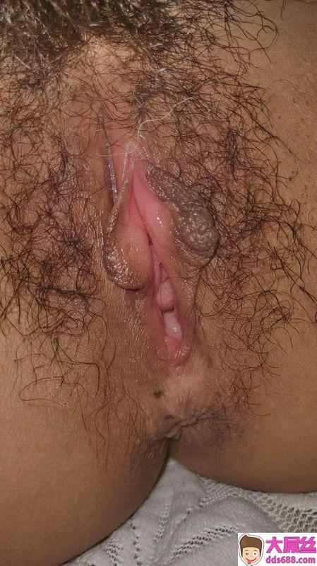 新婚燕尔的大长腿娇妻,还在慢慢调教中,阴毛稀疏让她的骚穴更显粉嫩。