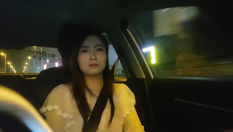 刚刚因为家暴离婚的小少妇，第一次跟人外出开房，不巧干到一半大姨妈来了，真扫兴