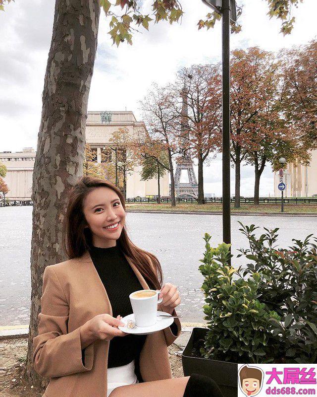 正妹Amy厨房只穿小裤裤做菜单手捧奶与她结实翘臀辣翻