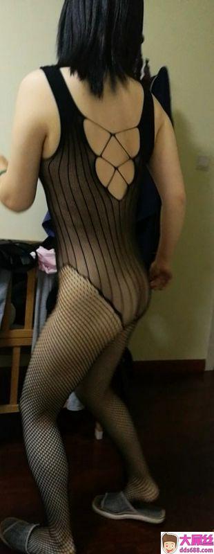 骚货老婆喜欢跳舞,让她光着屁股跳给大家看