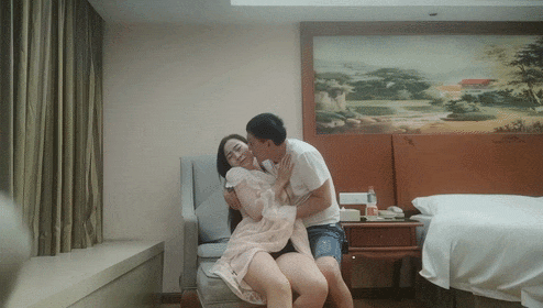 刚刚因为家暴离婚的小少妇，第一次跟人外出开房，不巧干到一半大姨妈来了，真扫兴