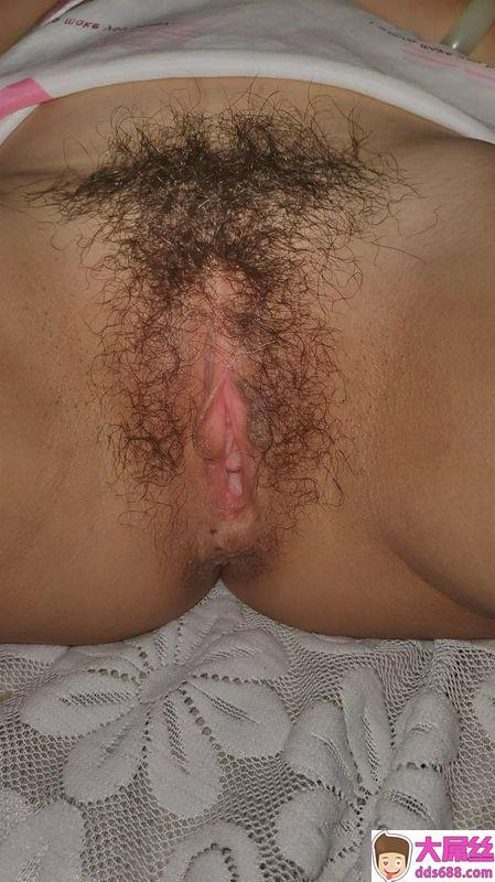 新婚燕尔的大长腿娇妻,还在慢慢调教中,阴毛稀疏让她的骚穴更显粉嫩。