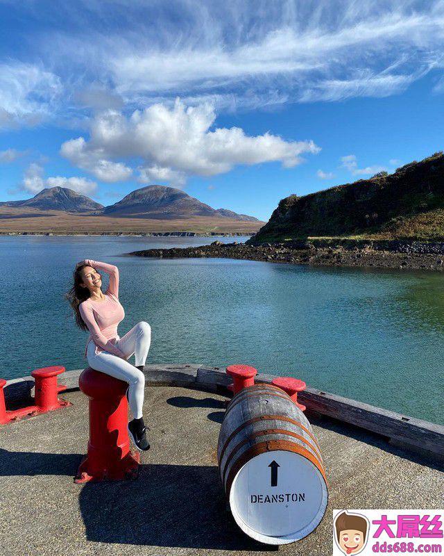 正妹Amy厨房只穿小裤裤做菜单手捧奶与她结实翘臀辣翻