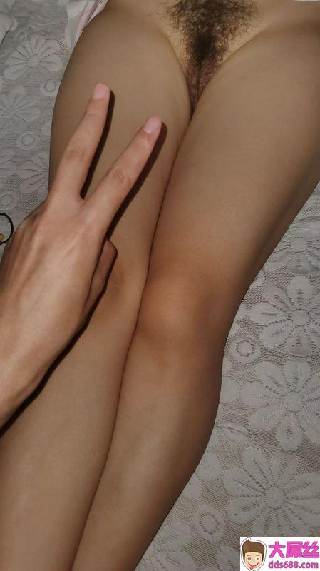 新婚燕尔的大长腿娇妻,还在慢慢调教中,阴毛稀疏让她的骚穴更显粉嫩。