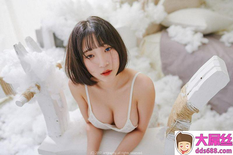 性感的年轻女孩与完美的身体P2