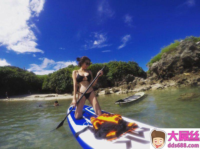 正妹Amy厨房只穿小裤裤做菜单手捧奶与她结实翘臀辣翻