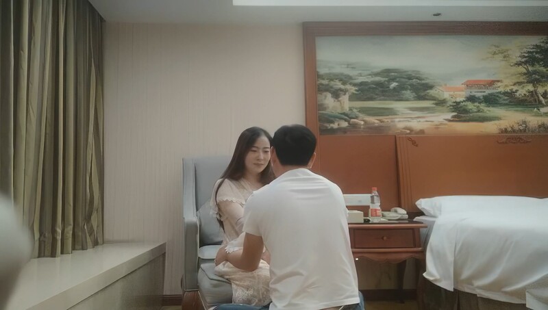 刚刚因为家暴离婚的小少妇，第一次跟人外出开房，不巧干到一半大姨妈来了，真扫兴