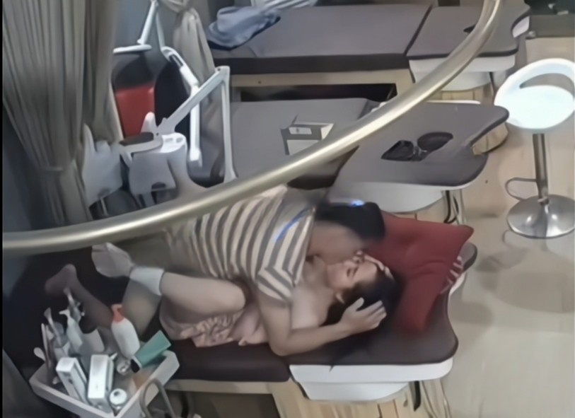 美容院按摩大胸少妇偷情店员舔逼舔胸骑身上