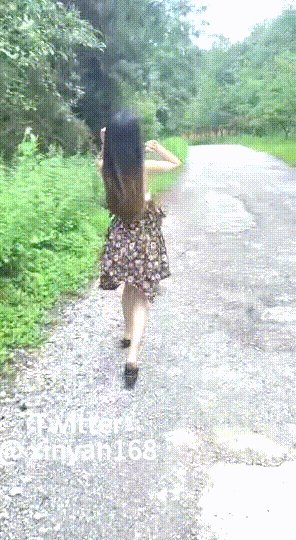 卖原味又好色喜欢露出的推特女神【奶球喵喵】付费私拍，步行街商场人前极限露出