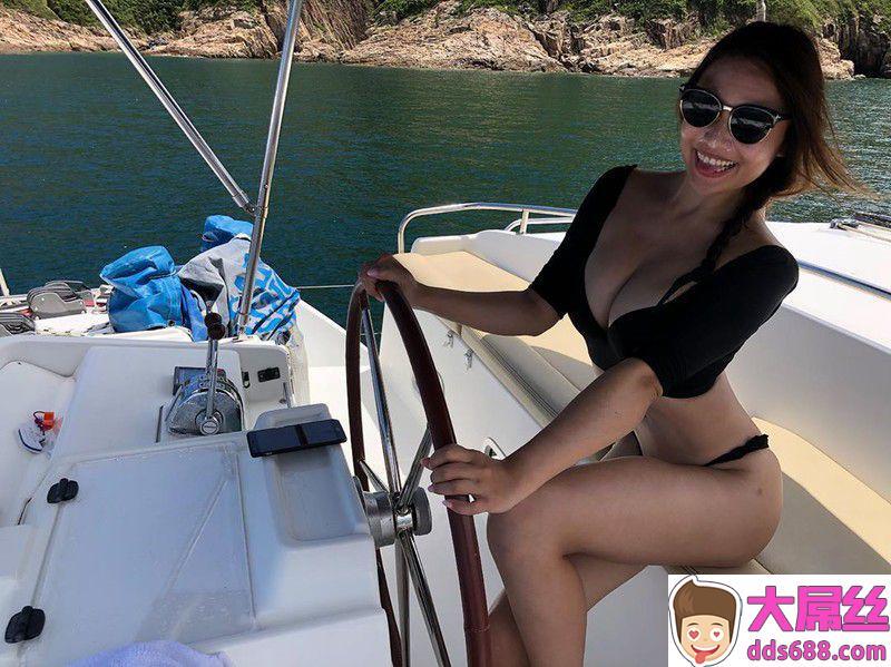 正妹Amy厨房只穿小裤裤做菜单手捧奶与她结实翘臀辣翻