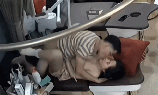 美容院按摩大胸少妇偷情店员舔逼舔胸骑身上