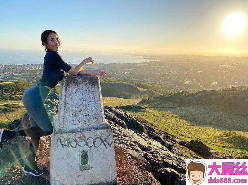 正妹Amy厨房只穿小裤裤做菜单手捧奶与她结实翘臀辣翻