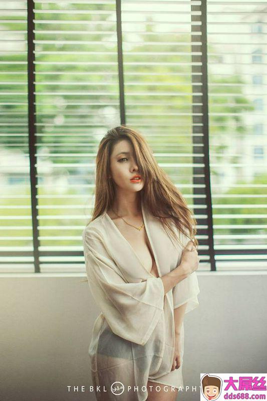 性感模特儿MelodyLow爆乳诱惑