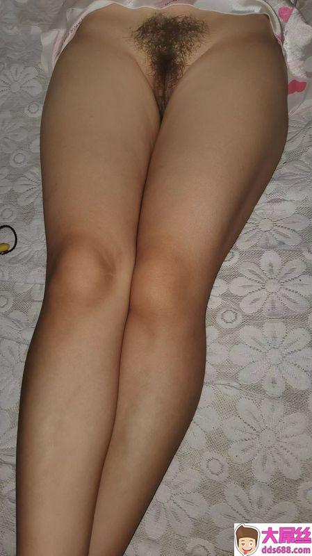 新婚燕尔的大长腿娇妻,还在慢慢调教中,阴毛稀疏让她的骚穴更显粉嫩。