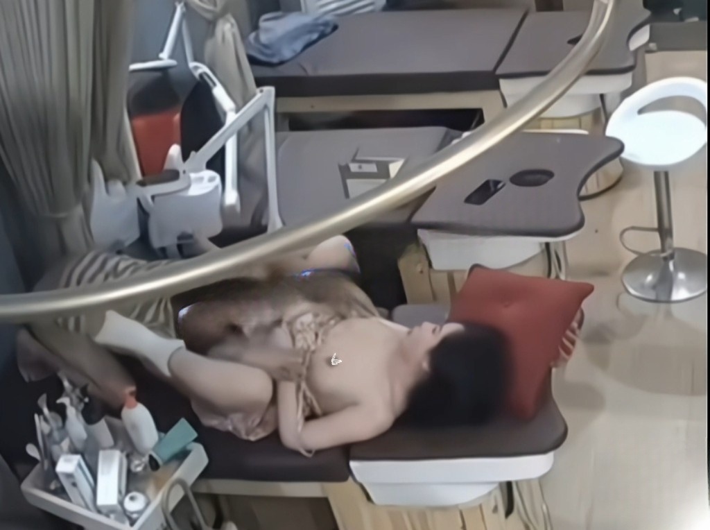 美容院按摩大胸少妇偷情店员舔逼舔胸骑身上