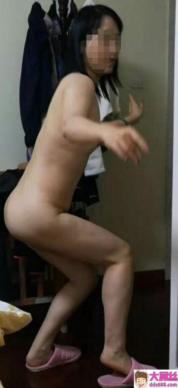 骚货老婆喜欢跳舞,让她光着屁股跳给大家看