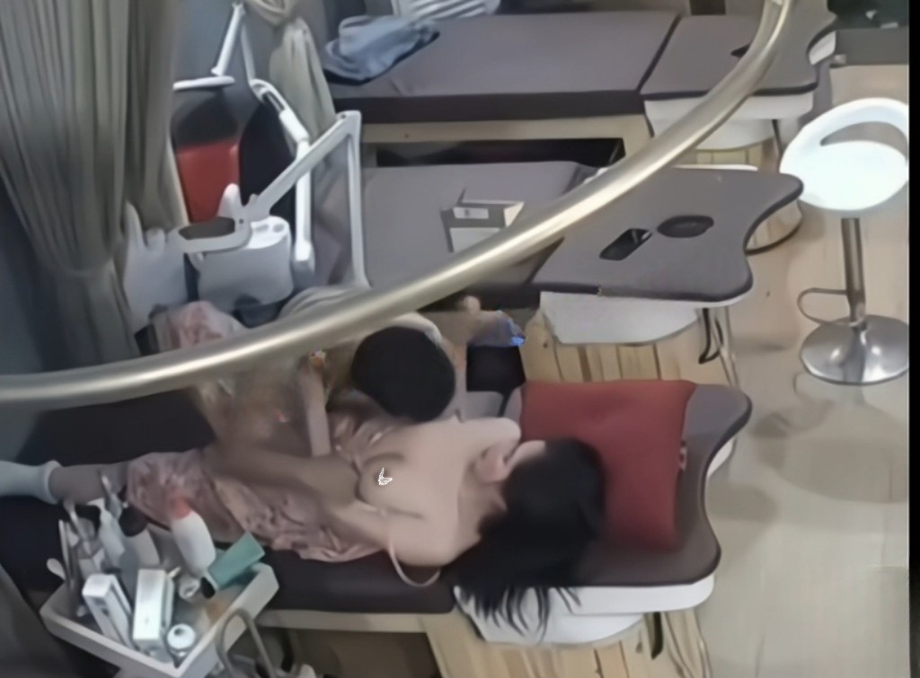 美容院按摩大胸少妇偷情店员舔逼舔胸骑身上