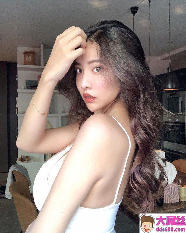 正妹Amy厨房只穿小裤裤做菜单手捧奶与她结实翘臀辣翻