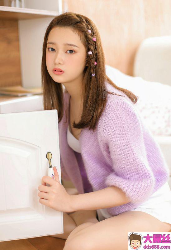 性感美女撩人吊带低胸丰满写真