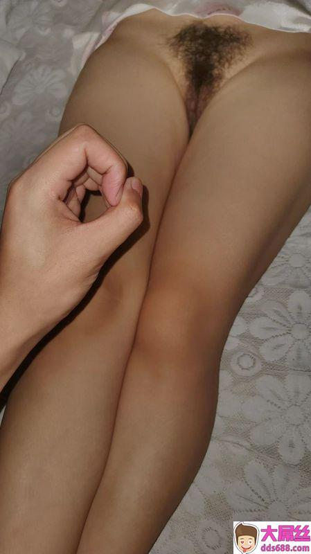 新婚燕尔的大长腿娇妻,还在慢慢调教中,阴毛稀疏让她的骚穴更显粉嫩。