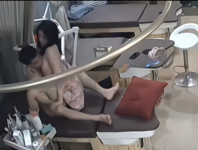 美容院按摩大胸少妇偷情店员舔逼舔胸骑身上