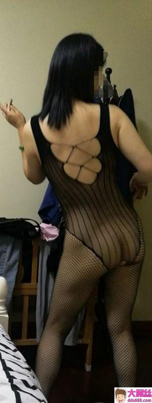 骚货老婆喜欢跳舞,让她光着屁股跳给大家看