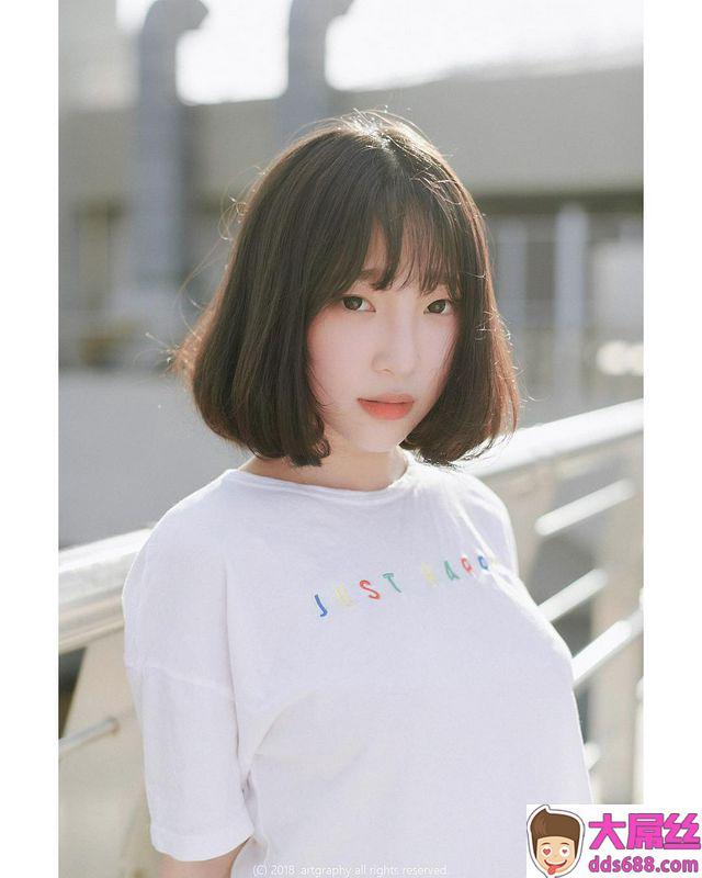 性感的年轻女孩与完美的身体P2